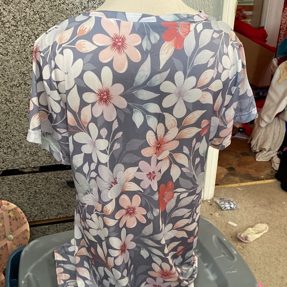 New Bon Apple Tea | Gray & White Floral V-Neck Short-Sleeve Top- size Large - Picture 7 of 12